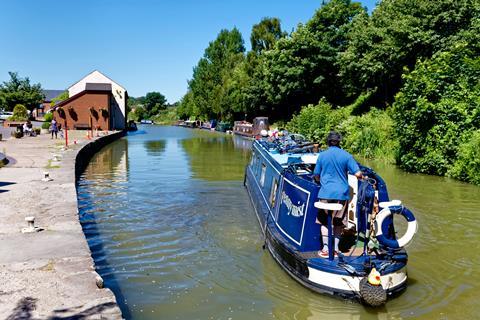 PW140918_Devizes canal boat_shutterstock_1050351656_cred Andrew Harker